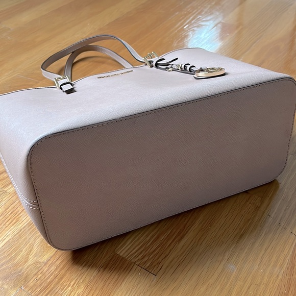 Michael Kors Jet Set Tote - Picture 5 of 6